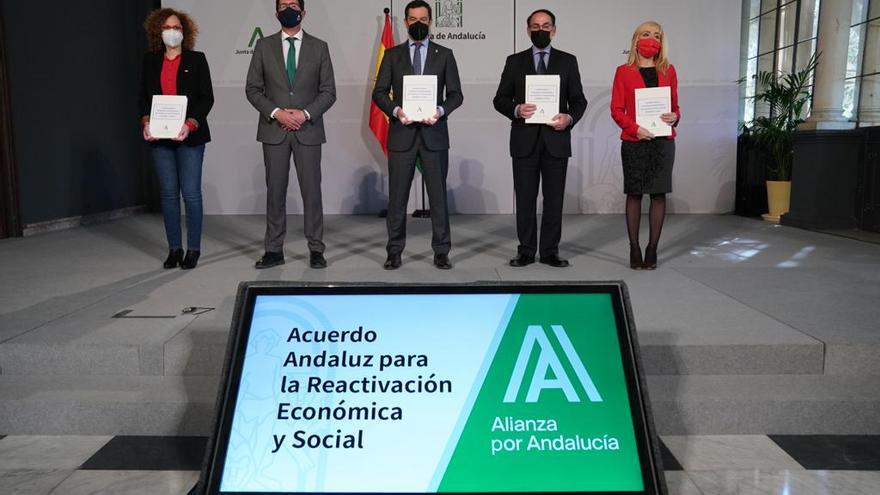 Firma del acuerdo por parte del presidente de la Junta de Andalucía, Juanma Moreno, y los agentes sociales.