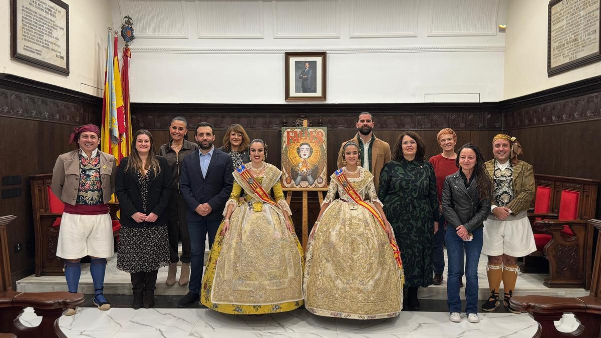 Las autoridades, las falleras mayores de la comarca y miembros de Federación, con la autora del cartel .