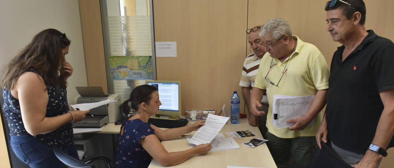 Firmas contra la supresión de un carril en una calle del Rincón de Loix de Benidorm