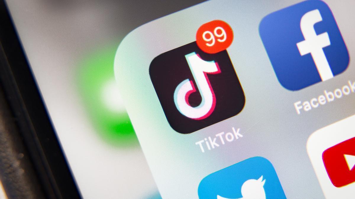 Logo de TikTok en un teléfono móvil.