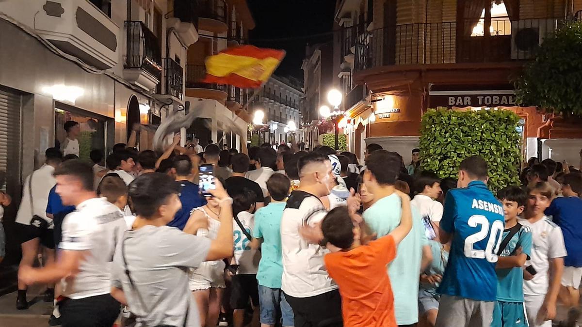 Aficionados egabrenses del Real Madrid celebran la décimo cuarta Copa de Europa.