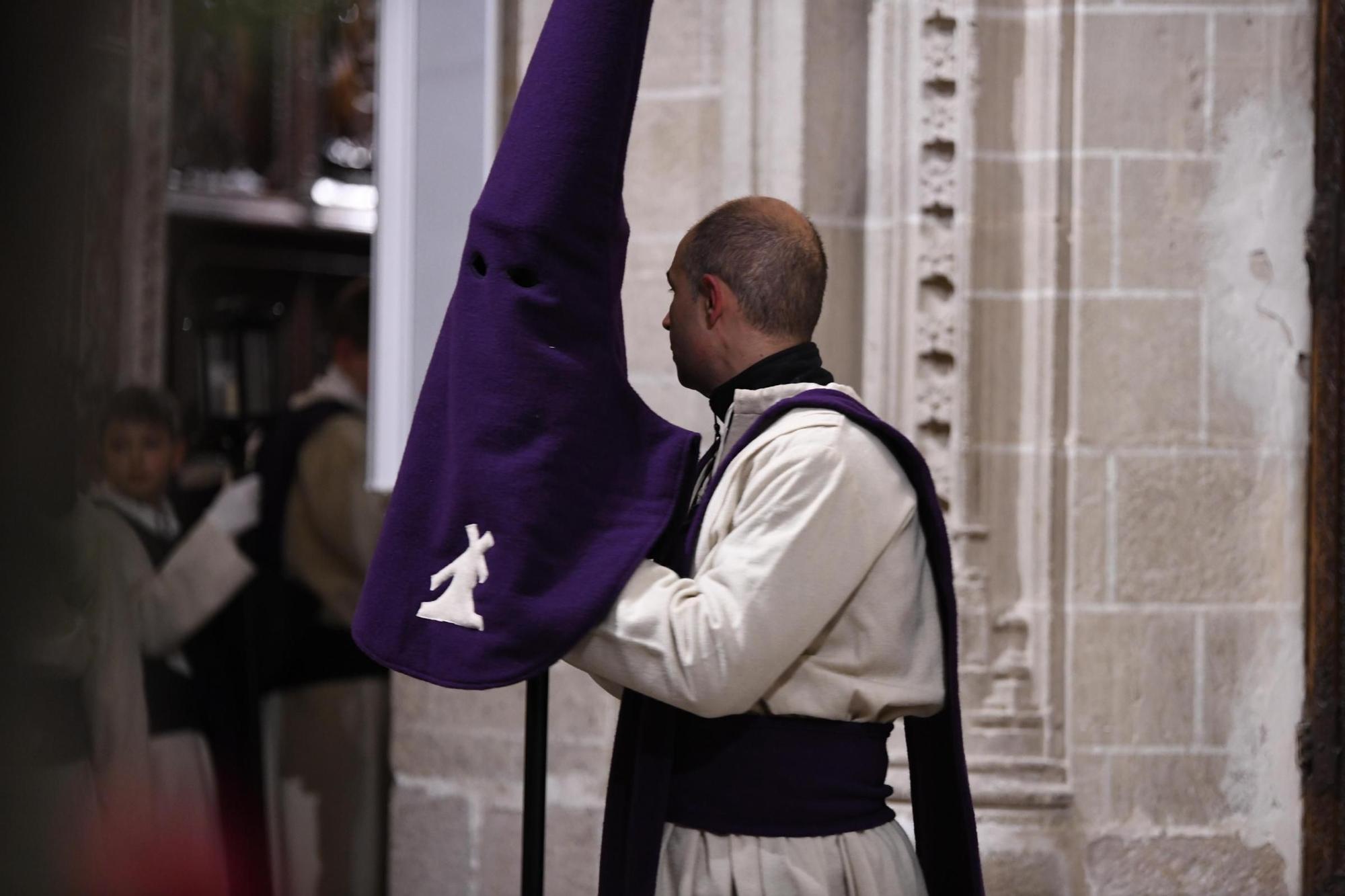 GALERÍA | Oscuro Martes Santo: El Vía Crucis suspende su procesión