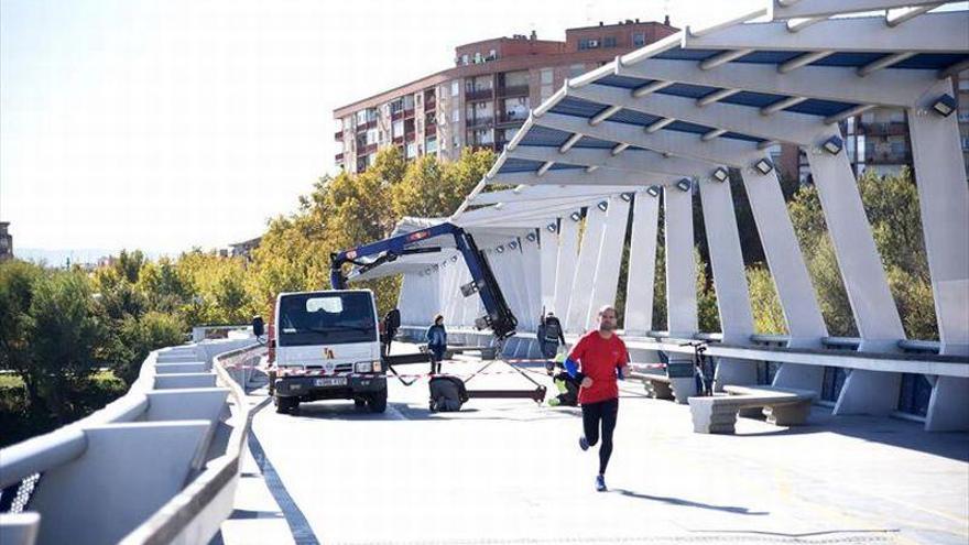 La pasarela del azud se cierra hoy para reparar las compuertas