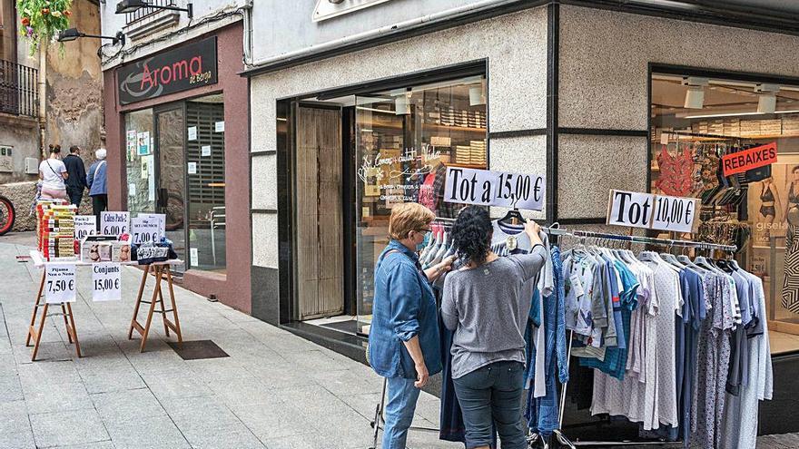 La botiga Sala, de la plaça de Sant Joan de Berga, amb les ofertes de les gangues al carrer