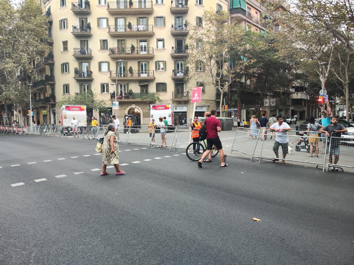 Peatones utilizan los pasos habilitados para cruzar la calle.