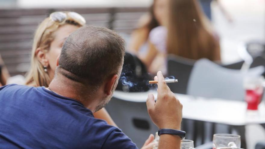 Un hombre fuma en una terraza en una imagen del pasado martes, cuando entraron en vigor las nuevas normas &quot;anticovid&quot;