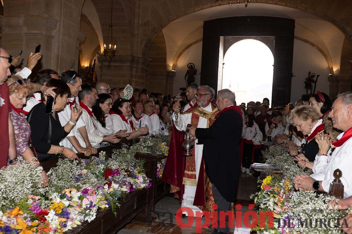 Bandeja de flores y ritual de la bendición del vino en las Fiestas de Caravaca