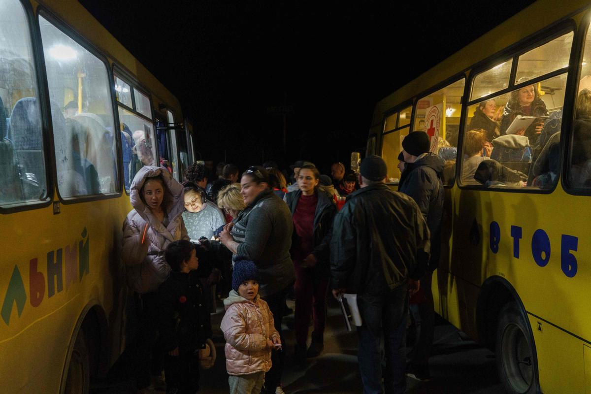 Un convoy de 30 autobuses con mujeres y niños con evacuados de Mariupol y Melitopol llega al centro de registro en Zaporizhzhia.
