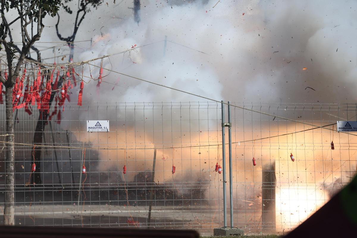 Galería de imágenes: Mascletà del jueves 12 de marzo en la Magdalena