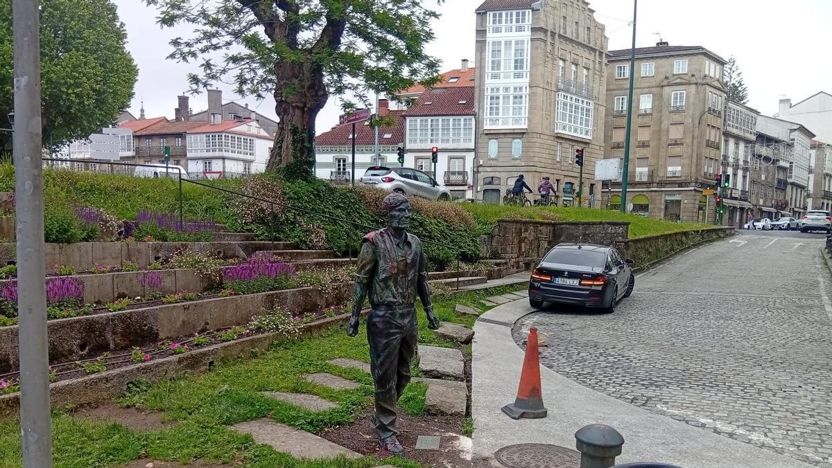 La estatua de Moncho Reboiras en Santiago aparece vandalizada con pintura roja