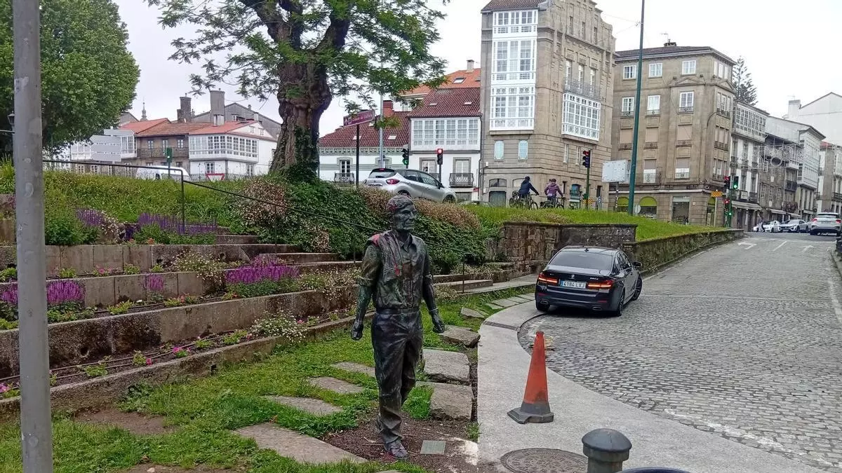 La Fundación Moncho Reboiras condena el "atentado" contra la estatua en Santiago y carga contra Verea