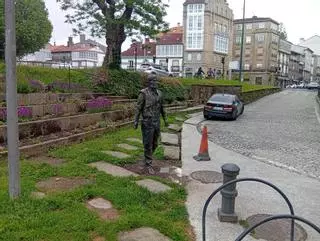 La estatua de Moncho Reboiras en Santiago aparece vandalizada con pintura roja