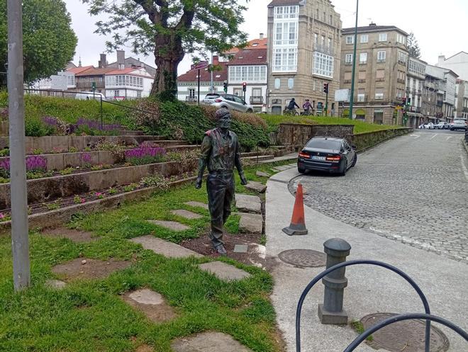 Vandalización de la estatua de Moncho Reboiras en el mes de mayo