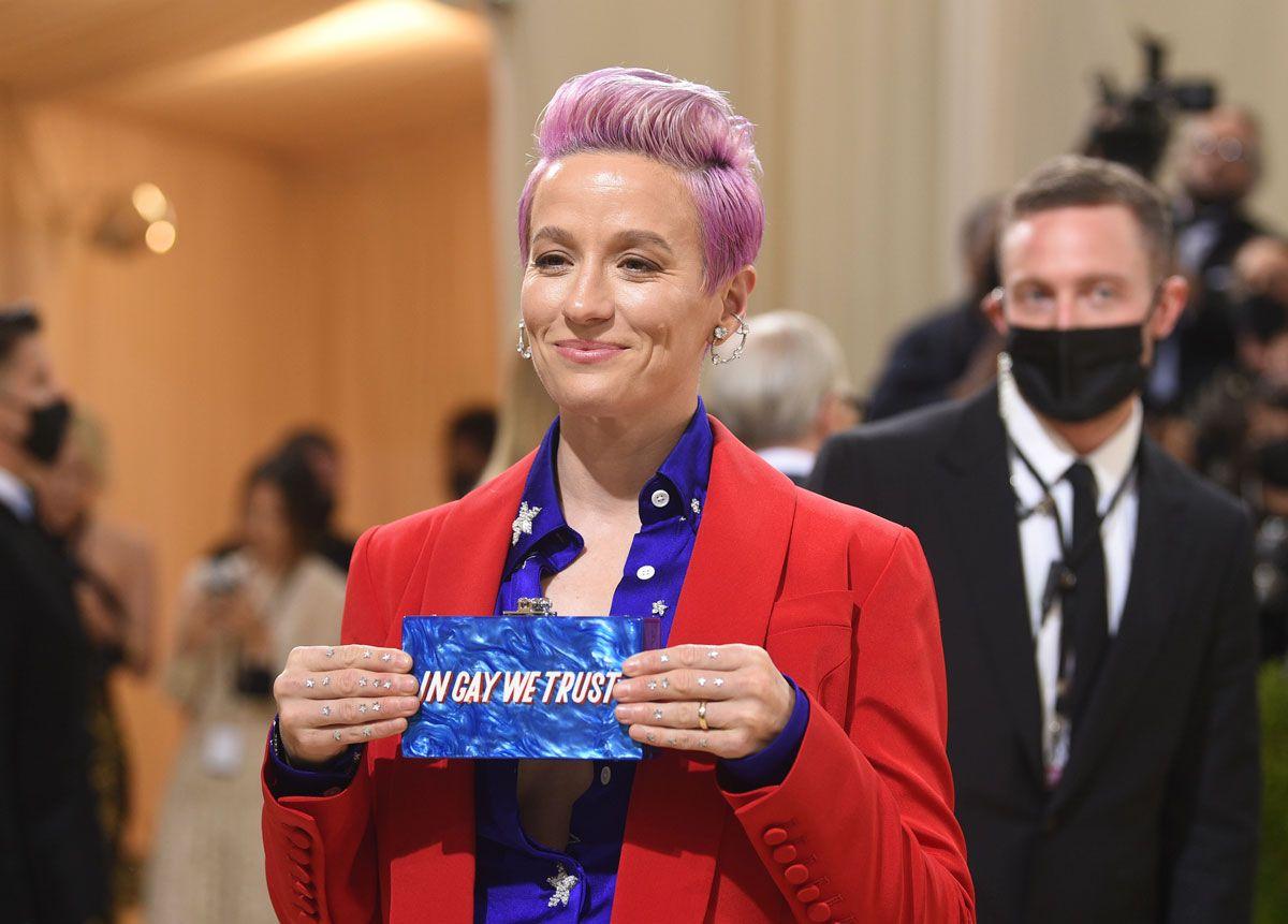 Megan Rapinoe luce una tarjeta con el mensaje 'In gay we trust' en la MET Gala 2021