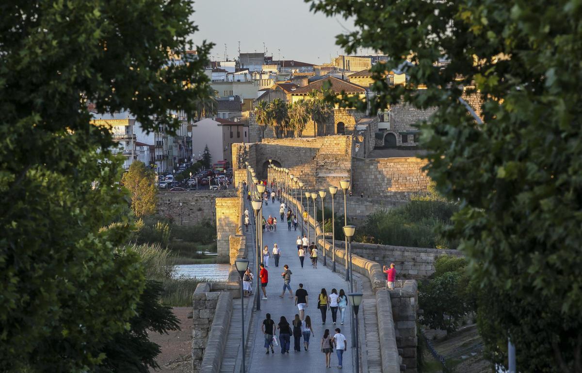Turistas en el puente romano.
