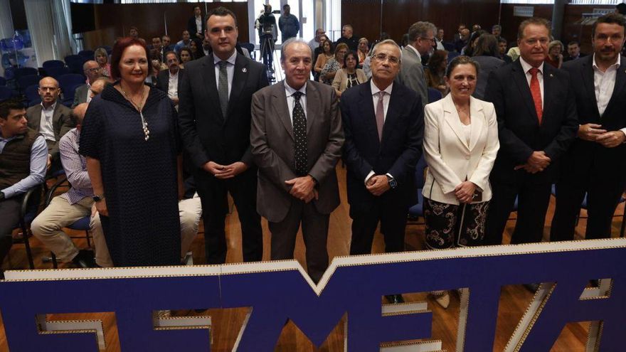 De pie, por la izquierda, María Pérez, directora de Femetal, Guillermo Peláez, José Miguel Guerrero, Antonio Fernández-Escandón, María Calvo y los presidentes de las Cámaras de Comercio de Gijón y Avilés,Félix Baragaño y Daniel González, en la asamblea de Femetal en La Granda.   | LUISMA MURIAS
