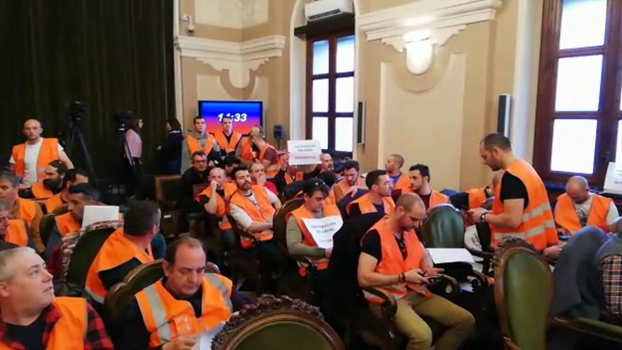 Los bomberos del Ayuntamiento de Castellón se manifiestan en el Pleno