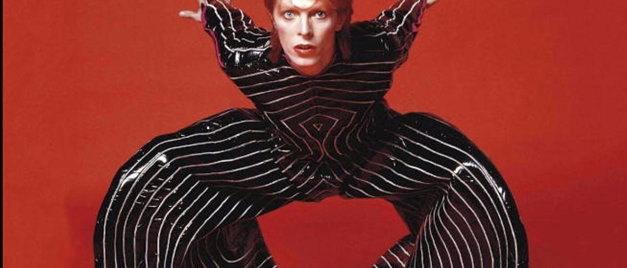 David Bowie caracterizado como Ziggy Stardust.