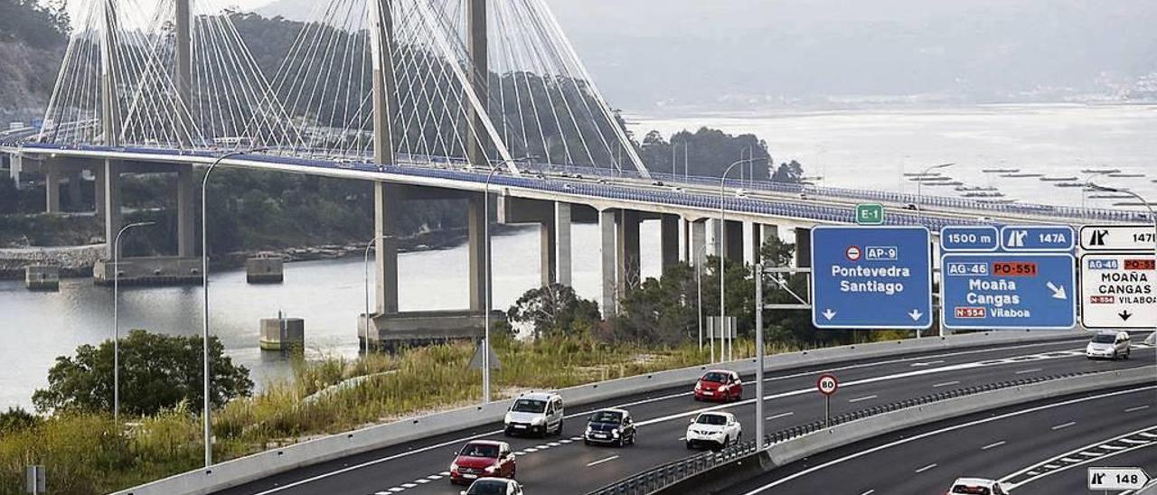 |  Sus dos nuevos carriles han permitido a Rande ganar tráfico sin colapsos. Sus responsables calculan de hecho que este verano podrá alcanzar los 70.000 vehículos diarios, casi su techo histórico. Audasa estudia la viabilidad técnica de una futura e hipotética nueva ampliación si fuera necesaria.Arriba, una foto de ayer; a la derecha, de 2018.