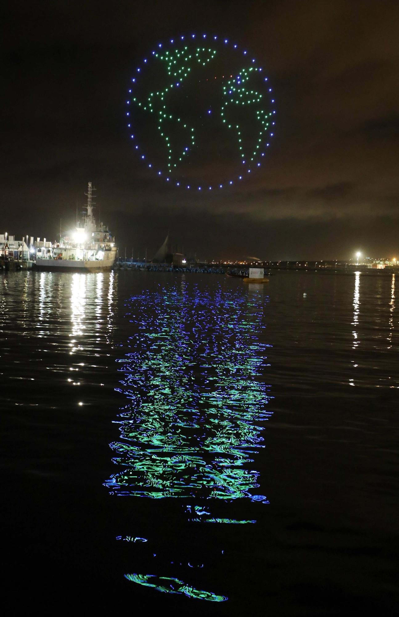 El espectáculo de los drones ilumina la Ocean Race en el puerto de Alicante  - Información