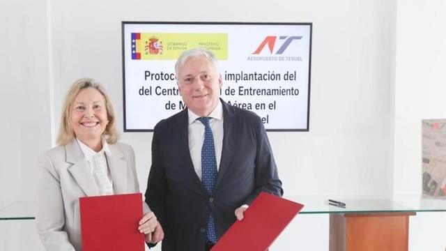La secretaria de Estado de Defensa, María Amparo Valcarce, y el presidente del Consorcio del Aeropuerto de Teruel, Octavio López, han firmado el protocolo para el impulso del CIEMA.