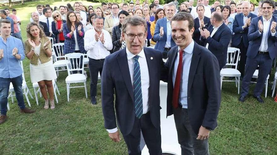 Feijóo con Pablo Casado en el acto con los compromisarios, ayer, en Santiago.