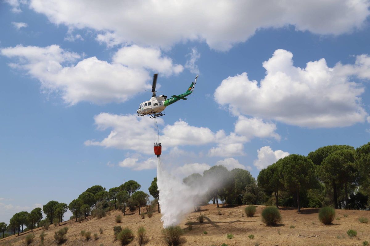 Un helicóptero Puma descarga agua en un ejercicio en el centro operativo de Los Villares.