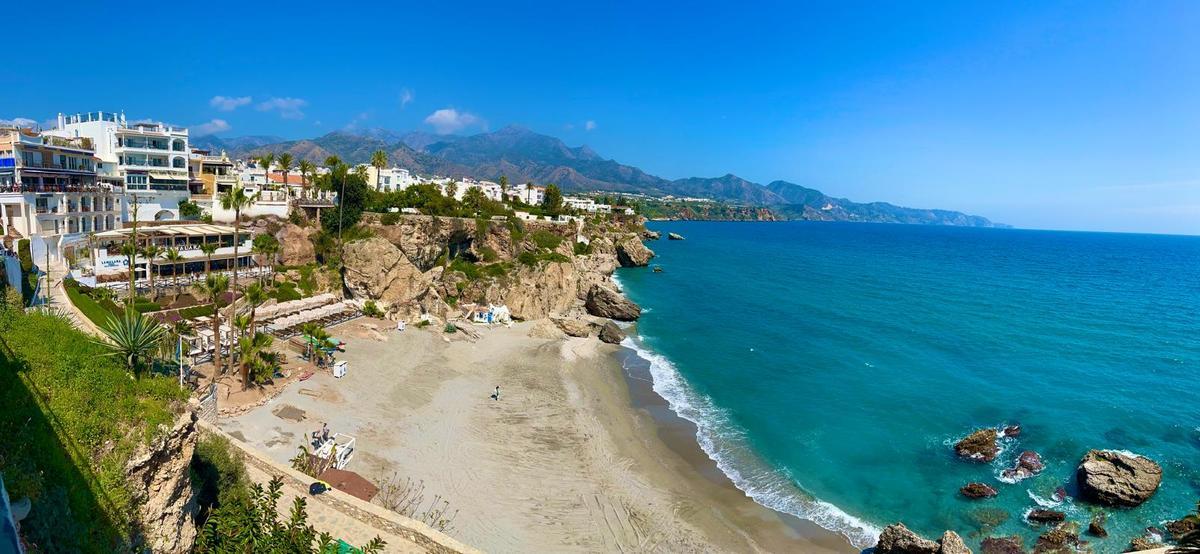 Vista panorámica de la playa de Calahonda, donde Costas acaba de intervenir para reponer su estado óptimo.