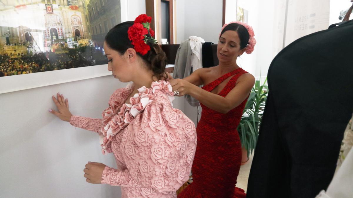 Preparativos de la exposición 'Héroes con volantes' de moda flamenca de Málaga de Moda