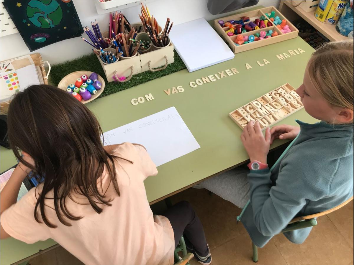 Infants de l'escola de Pau treballant en el projecte.