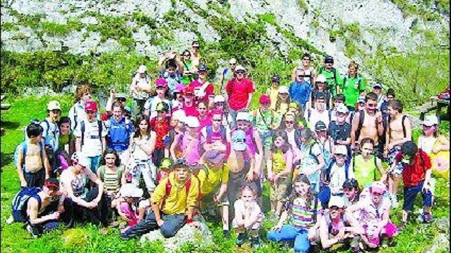 Algunos miembros del equipo master, junto a nadadores de la Escuela Deportiva, durante una excursión a la ruta del Alba.