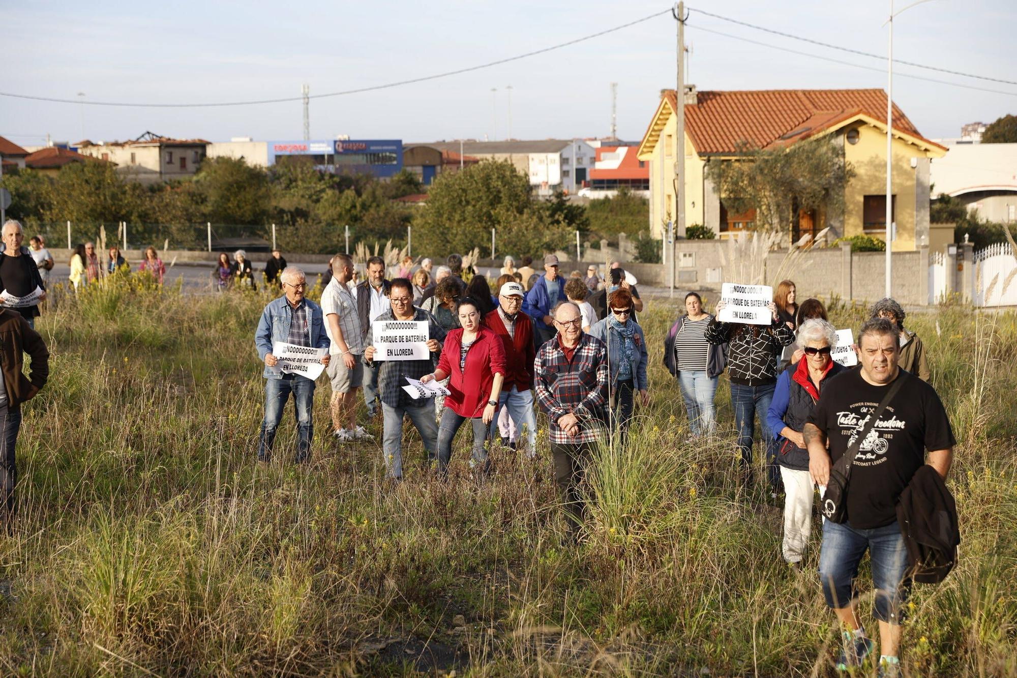 Los vecinos de Tremañes, en pie de guerra contra los parques de baterías (en imágenes)