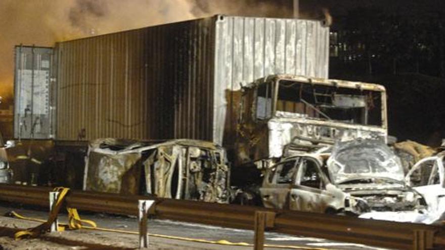 Varios de los coches que fueron impactados por el camión e incendiados el pasado martes día 13. i ANDRÉS CRUZ