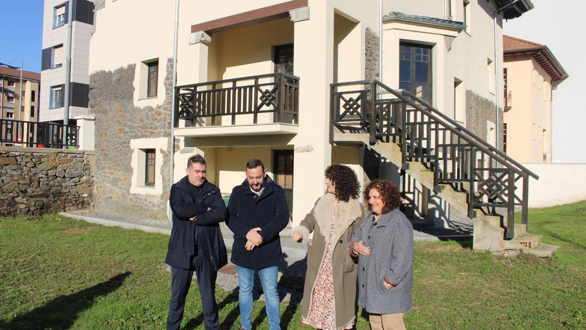 Por la izquierda, Francisco de Asís, Manuel Ángel Álvarez, Nuria Rodríguez y Beatriz González, ante el chalé de Anasagasti.