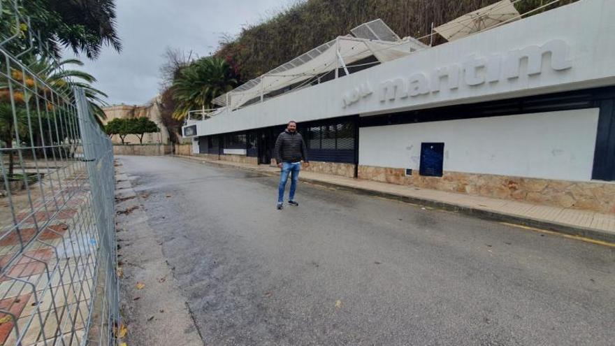 El propietario de Nou Marítim, Jaume Cunill, frente al local cerrado.