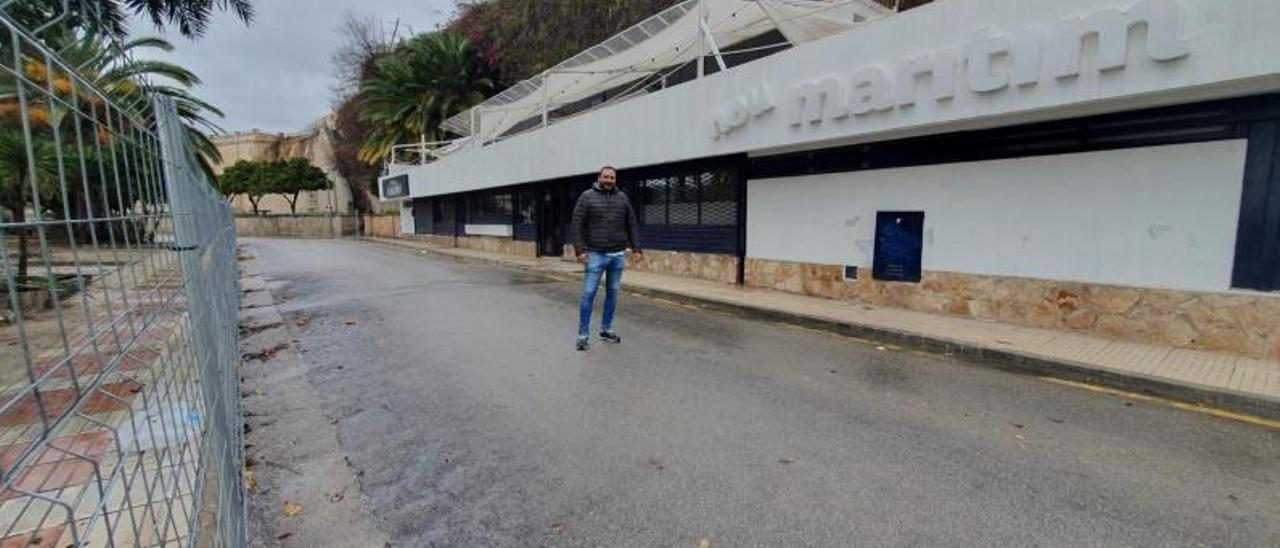 El propietario de Nou Marítim, Jaume Cunill, frente al local cerrado.