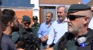 Los vecinos de Azuara increpan a Azcón en su visita a los municipios afectados por las tormentas: "No sonrías, ¡ayuda!"