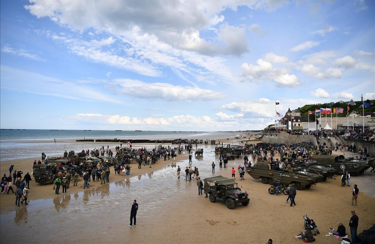 Imagen que muestra varios vehículos militares históricos, este jueves en la playa de Arromanche.