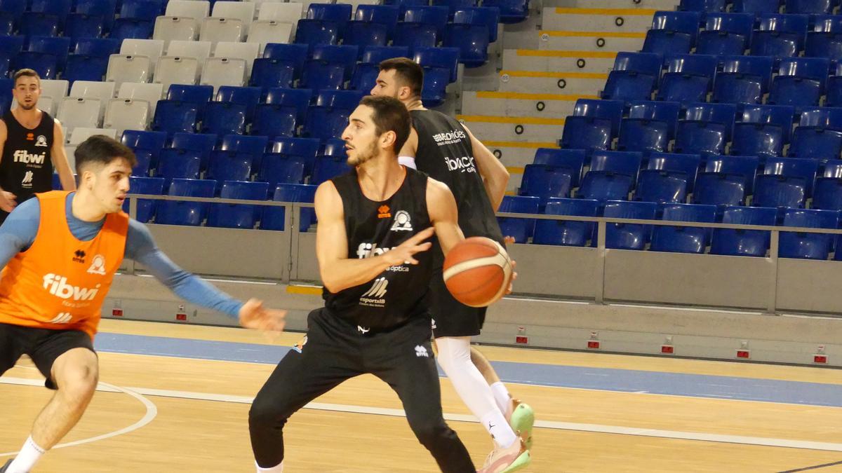 Lucas Antúnez busca el pase durante un entrenamiento.