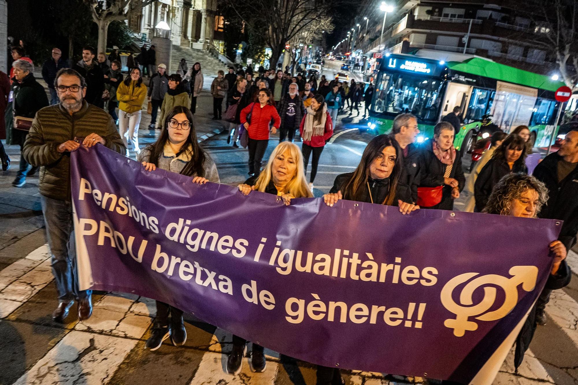 La manifestació del 8-M a Manresa, en imatges