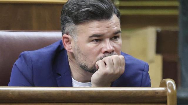 Gabriel Rufián en el seu escó al Congrés. | VÍCTOR LERENA / EFE