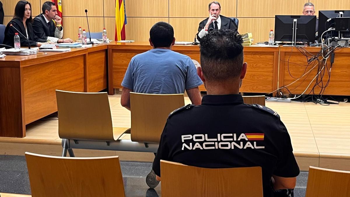 El acusado por matar a su exsuegro en l'Eliana, de espaldas, al inicio del juicio, este lunes.