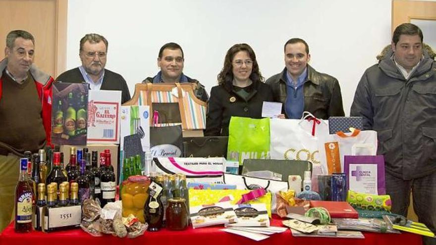 La ganadora de la «cestona», junto a representantes de equipos de deporte base, en el acto de entrega del premio.