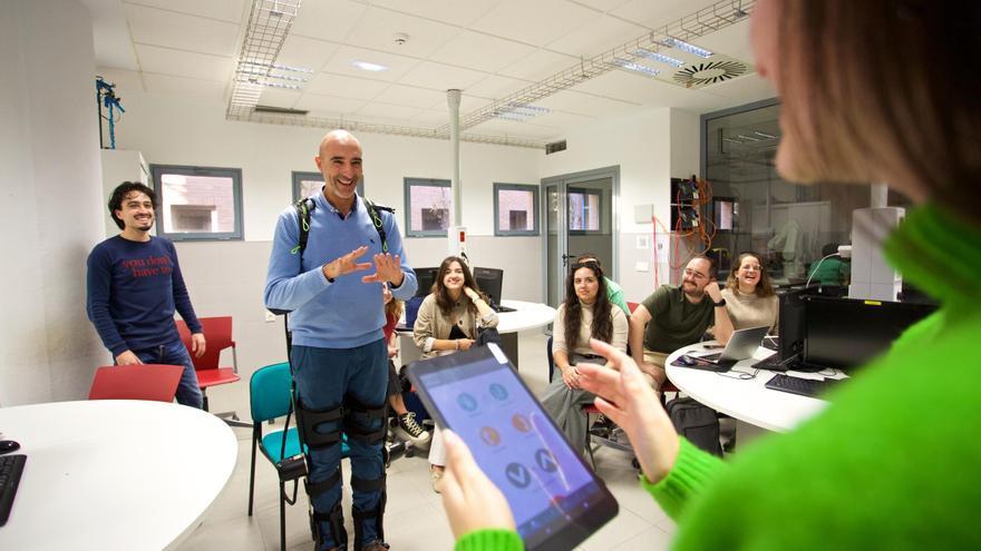 La Politécnica de la UA compra un exoesqueleto para la formación de futuros ingenieros robóticos y biomédicos