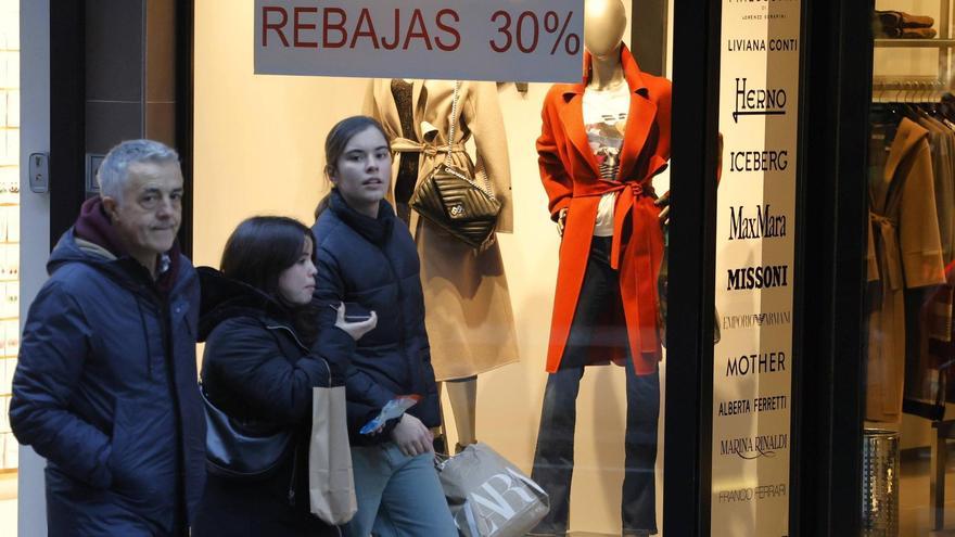 Poco ambiente de rebajas en las calles del centro de la ciudad este domingo