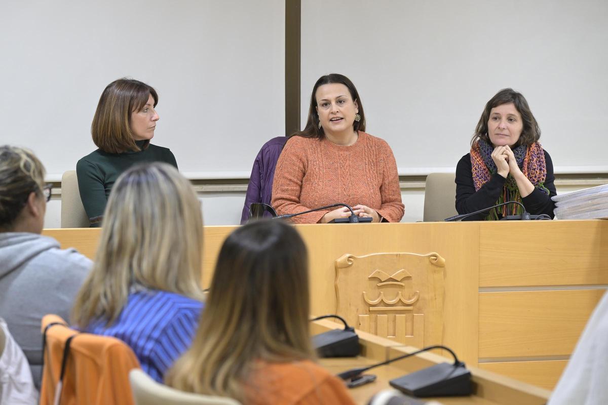 María Jesús Lopez, concejala de Igualdad, junto a Esther Torrijos, concejala de Cultura y Fiestas.