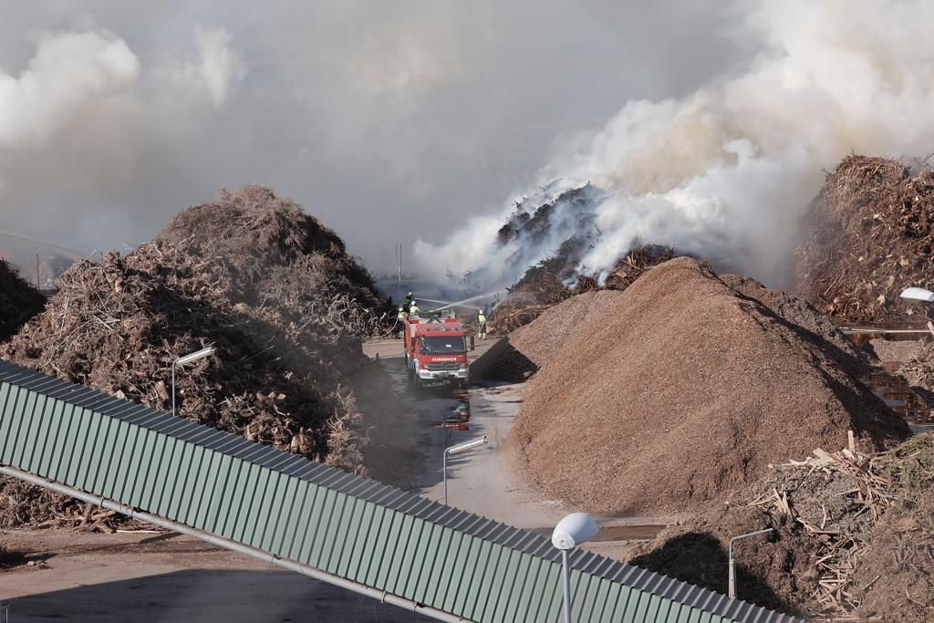 Fotogalería | Incendio en la planta de biomasa de Mérida