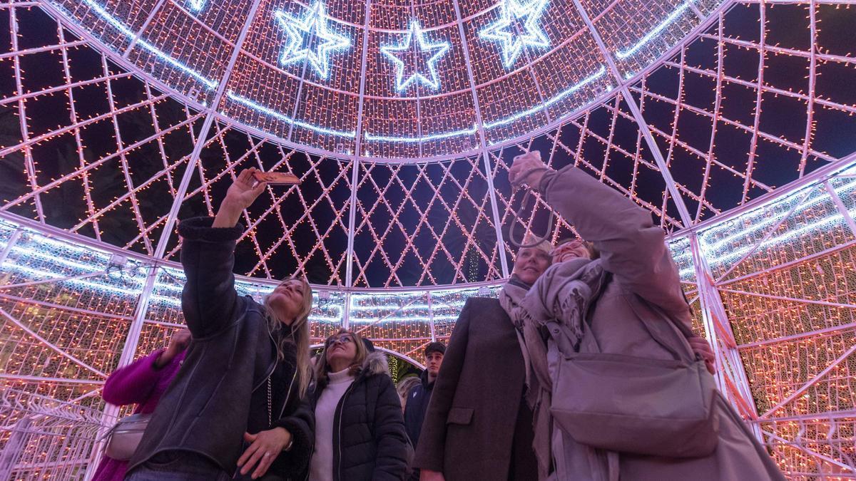 Der Satz im Titel heißt: „Alles möge gut gehen!“ Wir sagen vielleicht eher „Viel Glück!“ (¡Suerte!).