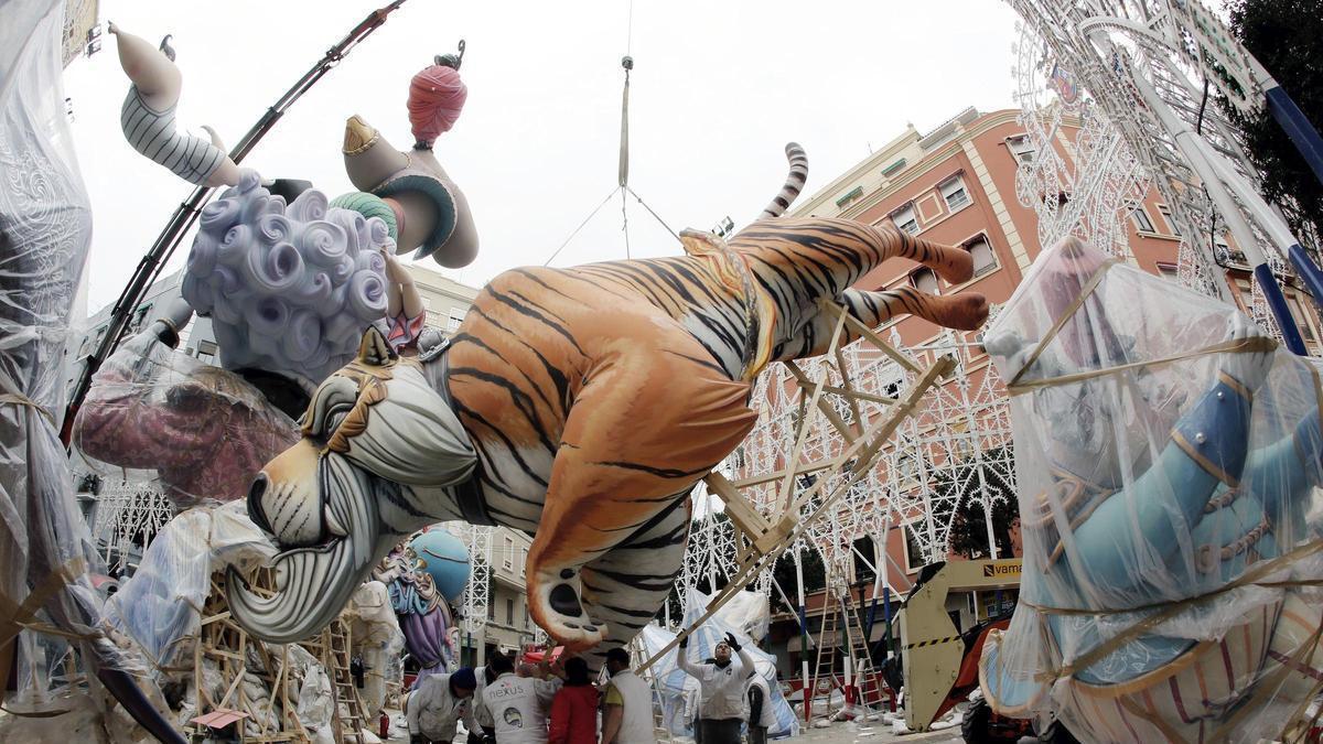 Un tigre i altres accesoris per a les Falles de València.