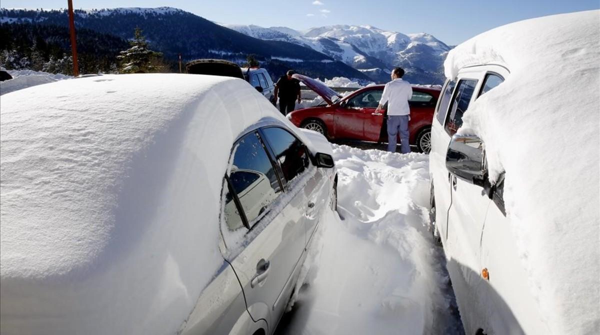 Coches nevados en la Collada de Toses.